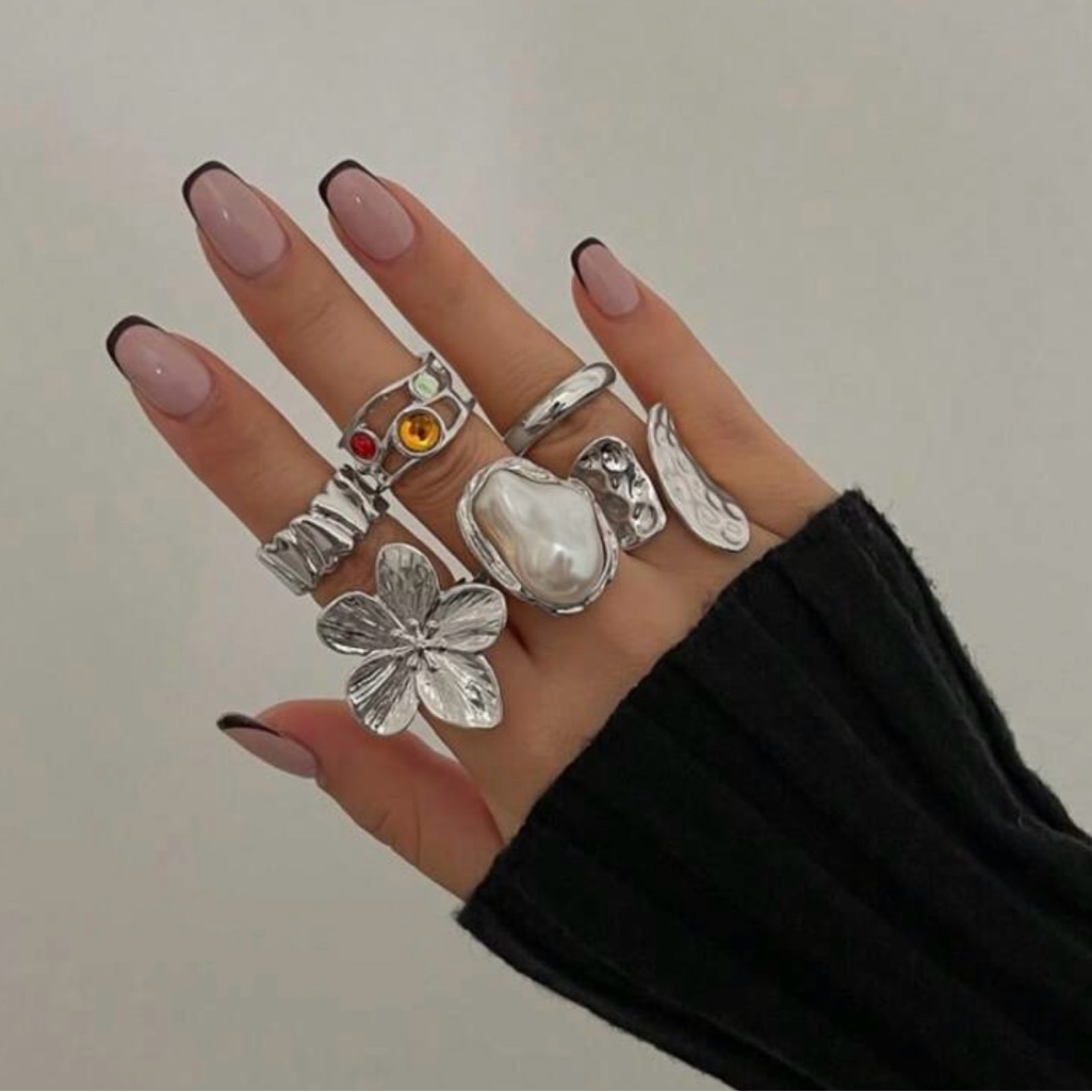 6 Pieces : Elegant Silver And Pearl Ring Set